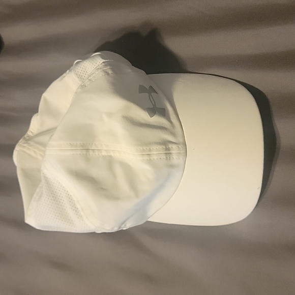 White under armour hat - Picture 1 of 4